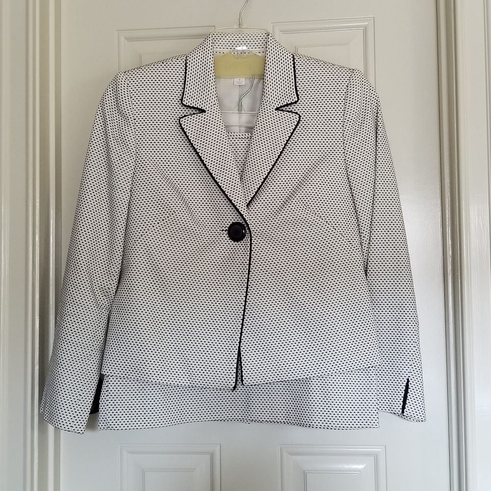 Super cute Liz Claiborne 2pc suit. Size 6